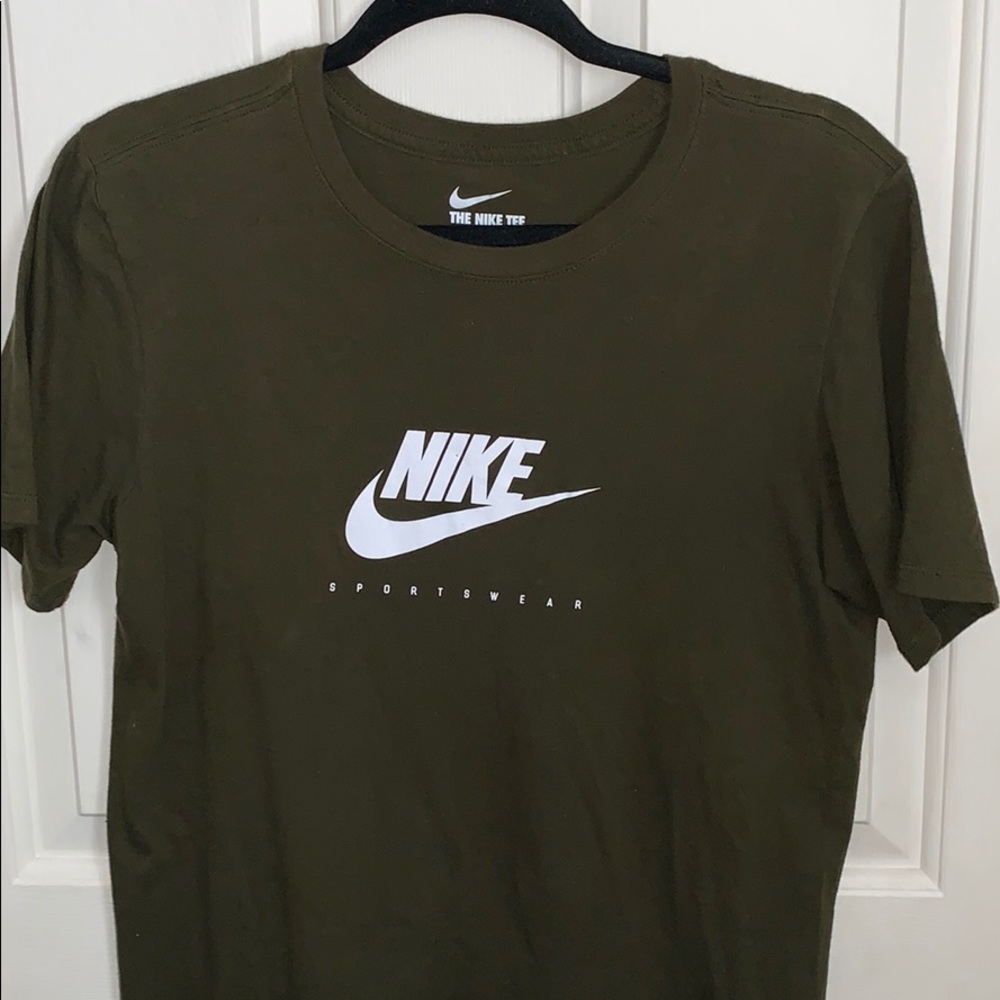 Men’s nike sportswear olive tee xs